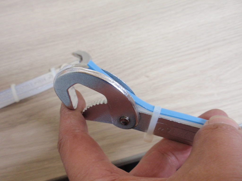 ダイソーのフリーレンチを使いやすく改良　バネで閉じた状態