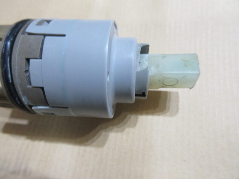 LIXIL(旧INAX) シングルレバーヘッドパーツ部【A-3830】使い古して動作が重くなり、ギシギシと音がするようになった部品の画像