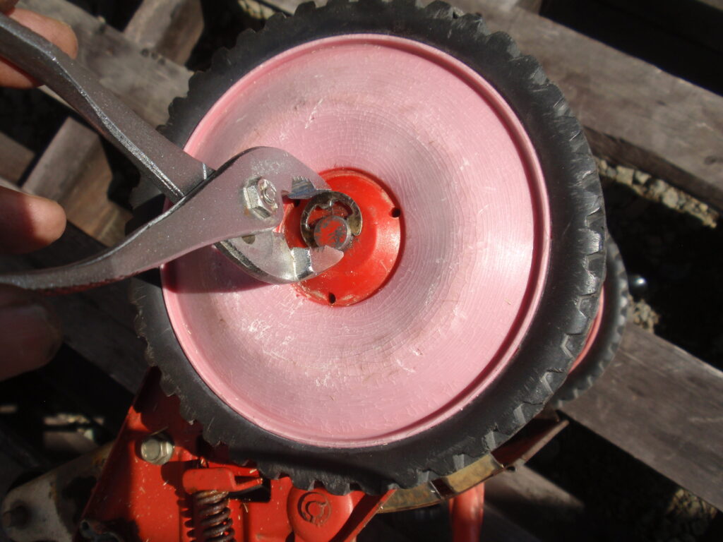 手押し式芝刈り機の刃の研磨　回転刃の逆転方法　手順5 