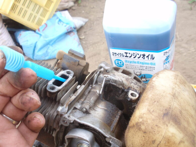 草刈機（刈払い機）エンジンの不具合箇所確認５　2サイクルエンジンを注入