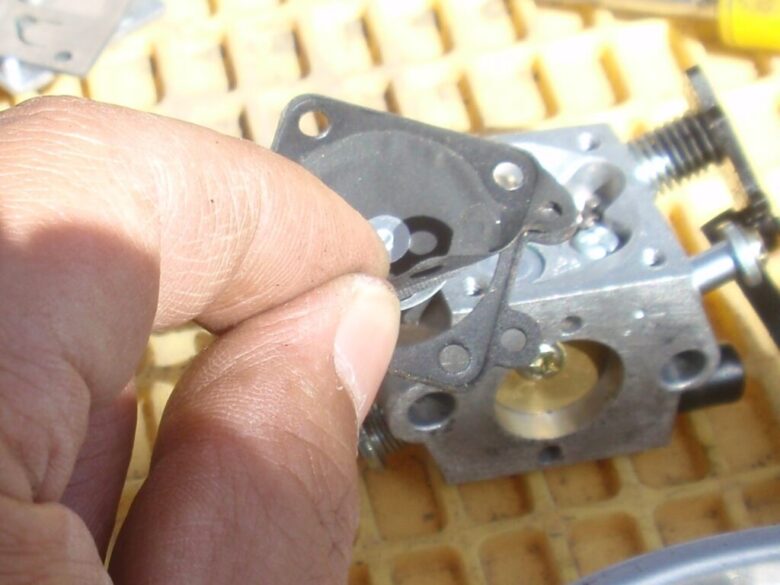 チェーンソーのキャブレター分解工程６　メタル付きダイヤフラムとガスケットを剥がす