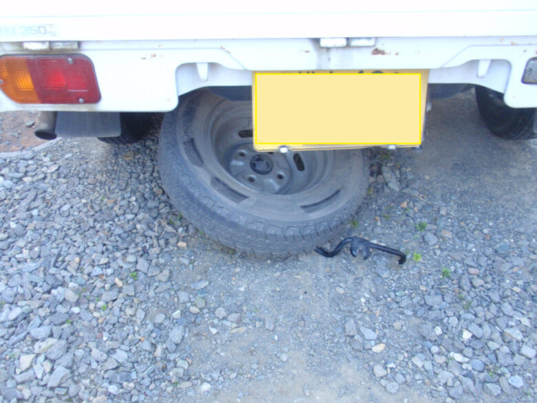 軽トラックの場合スペアタイヤは荷台の下に吊り下げて固定されています。