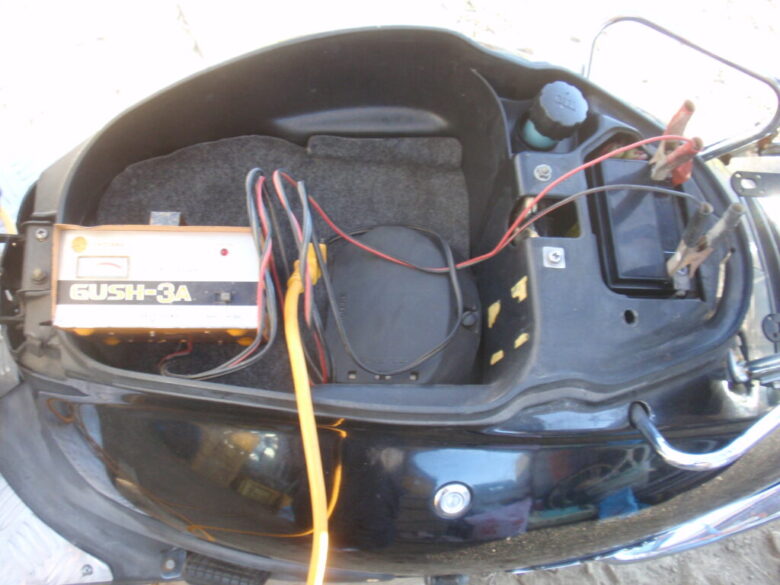 ヤフオクで入手したホンダ・ジョーカー90　バッテリー充電