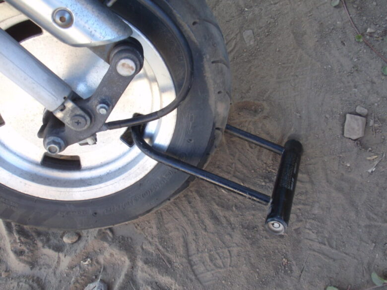 ヤフオクで入手したホンダ・ジョーカー90　盗難防止のタイヤロックをセットした状態
