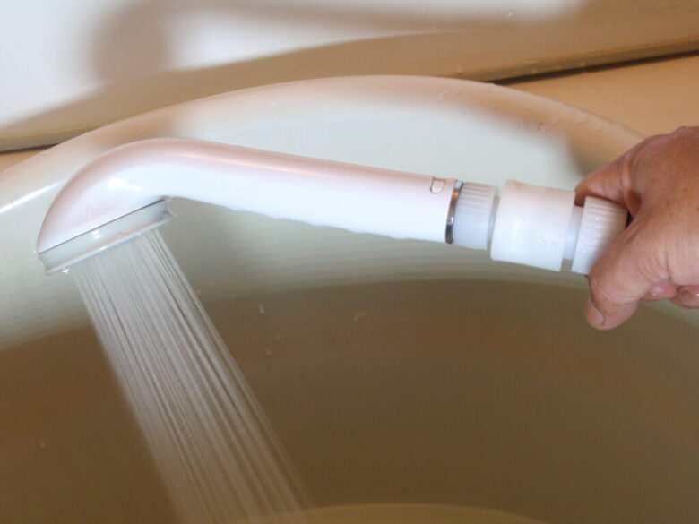 バブルシャワーと強力なシャワーヘッドをアタッチメント使用で交換 