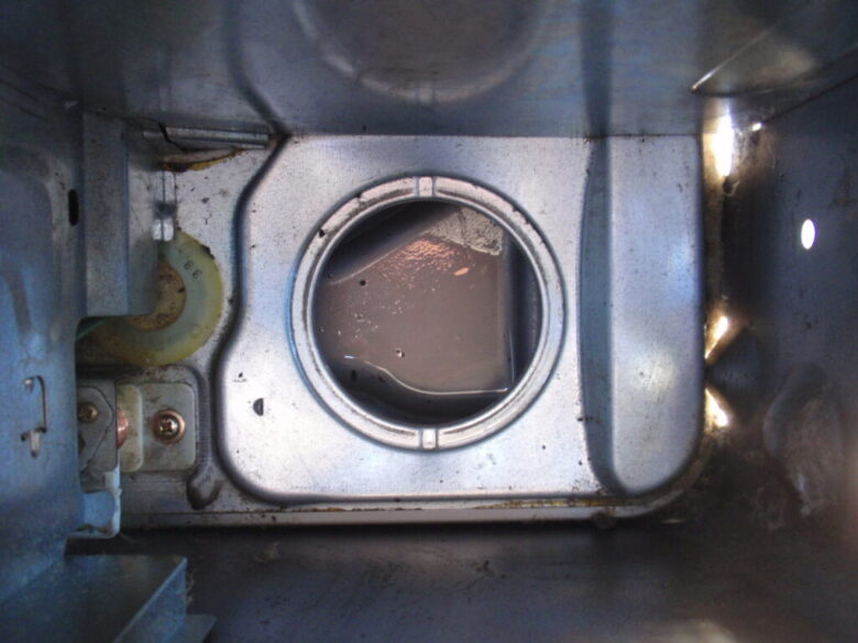 ダイニチのファンヒーター　油受け皿部掃除３　古い灯油とゴミを取り除く