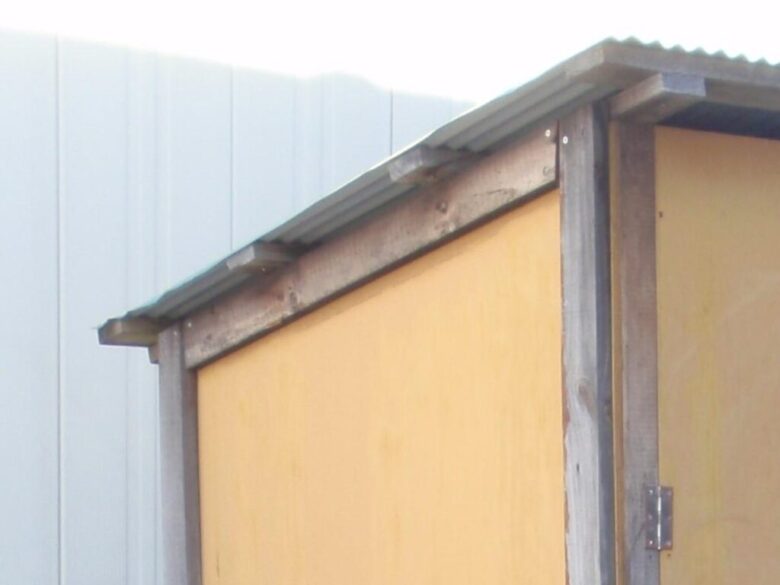 コンパネと木製パレットを使って自作した小屋　屋根の傾斜は帳面合わせて一気に切断