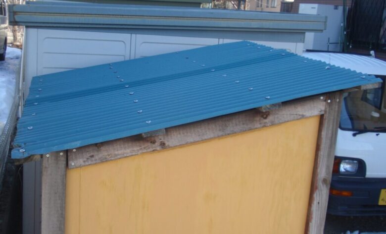 コンパネと木製パレットを使って自作した小屋　屋根は波田を傘釘で固定