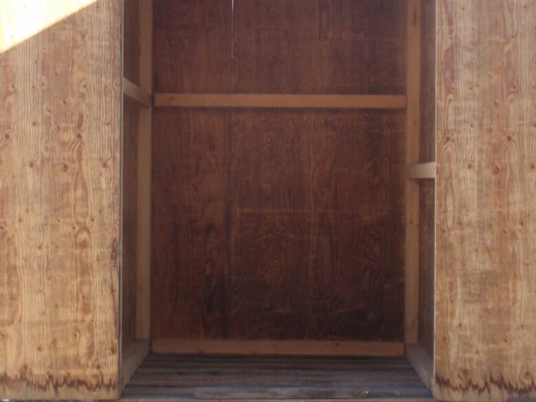 コンパネと木製パレットを使って自作した小屋　横壁と奥の壁は2枚のコンパネを使って延長