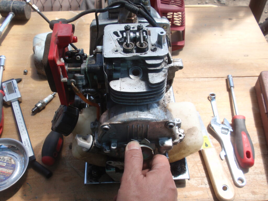 HONNDA 4サイクルＯＨＶエンジン　ＧＸ３１　スパークプラグを抜いて手でエンジンの軸を回す。