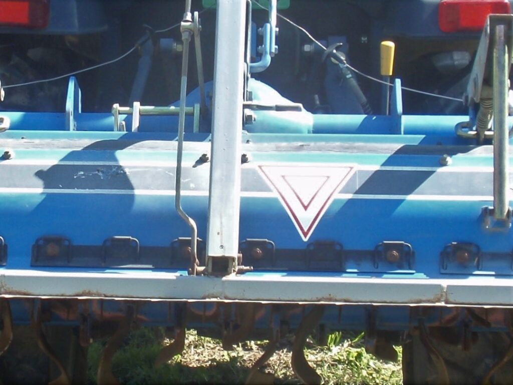 トラクターに制限を受けた自動車の標識（▽）・白色反射鏡・赤色反射鏡の貼り付け４　制限を受けた自動車の標識の貼り付け