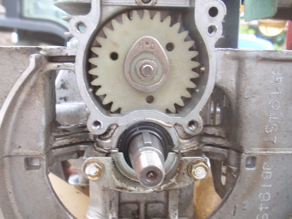 ホンダ汎用エンジンGX31の上死点の位置２出力軸のキーが真上に来た時にカムの凸部が真上になります。