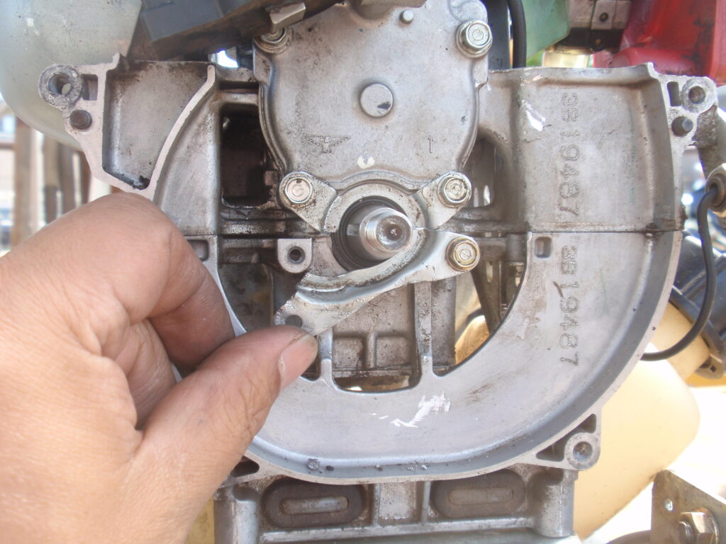 ホンダのエンジンGX31　破損部分４　は新部品の修正