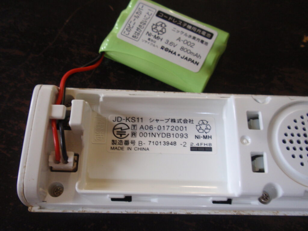 シャープJD-N51CWの子機の互換品バッテリーの取り付け２