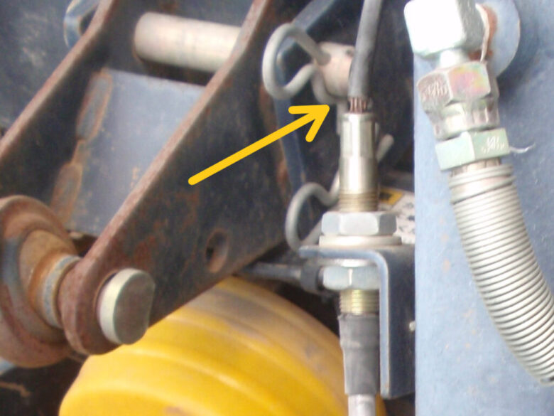 トラクター後部の油圧シリンダー横のセンサー　拡大写真　断線？