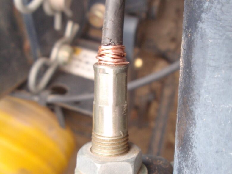 トラクター後部の油圧シリンダー横のセンサー修理　ハンダ付けの代わりに銅線巻き付け