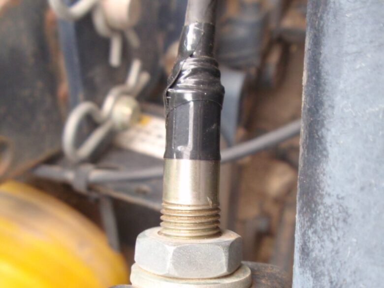 トラクター後部の油圧シリンダー横のセンサー修理　ハンダ付けの代わりに銅線巻き付け　電工テープ（絶縁テープ）で保護