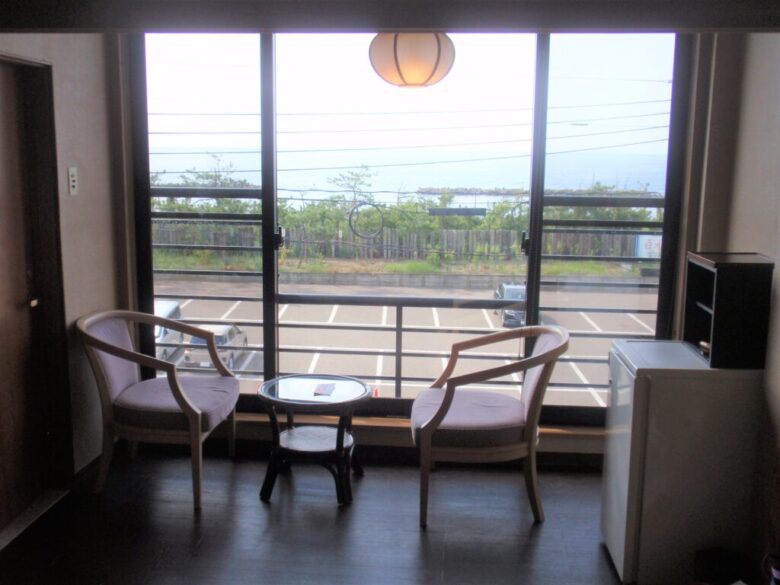 潮風薫る宿みはらし　客室ボ窓から日本海が見えます。