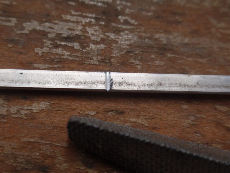 バネ材の切断方法　１　ヤスリで溝（傷）をつける