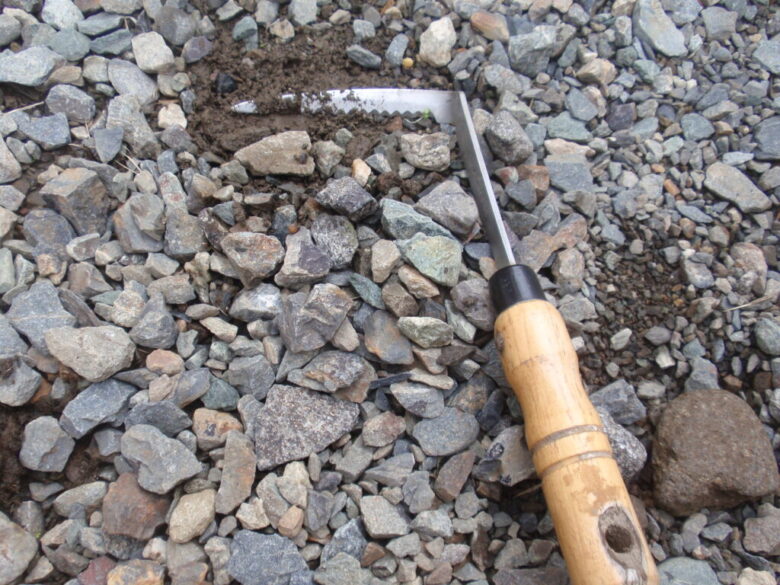転圧した砕石部に比較的簡単に穴を掘る方法　２