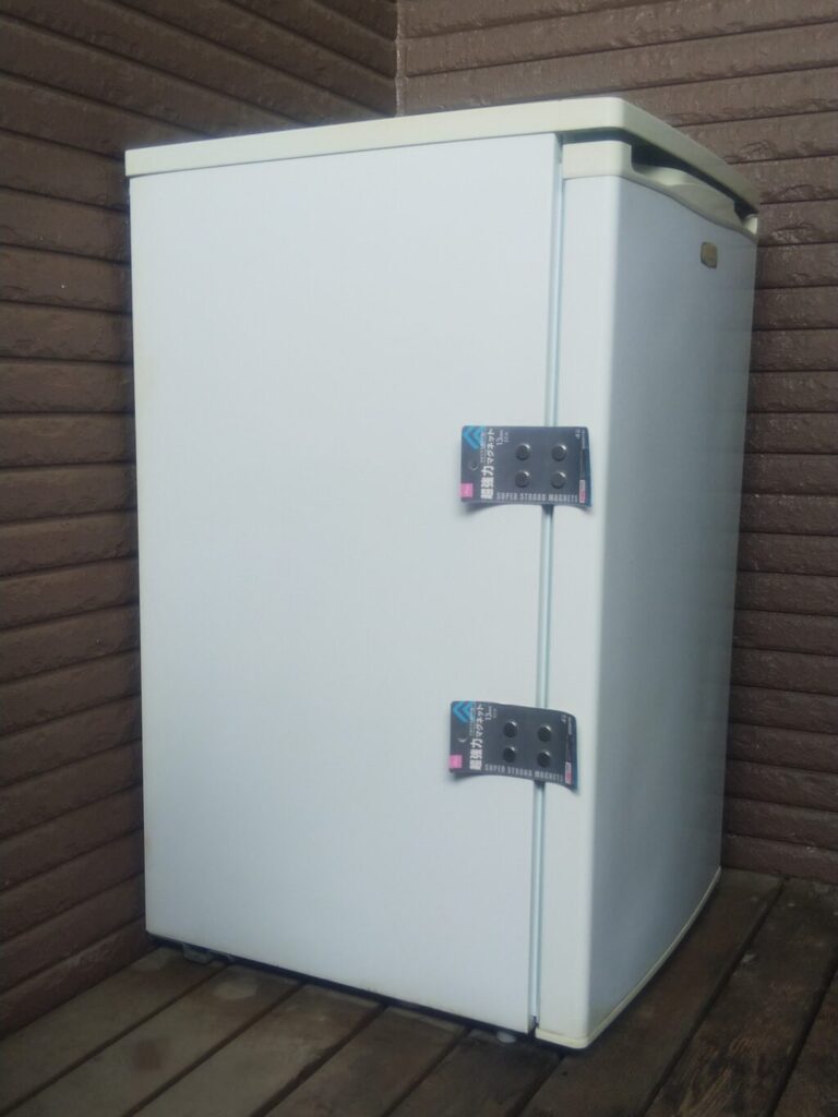 きちんと閉まらなくなった冷凍庫の扉を100均（ダイソー）のマグネットで修理完了
