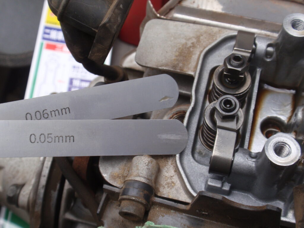 ホンダ　刈払機　UMK425H　バルブクリアランスの調整　８　バルブクリアランス　規定寸法　Exhaust valve（マフラー側）　：0.11 ± 0.02