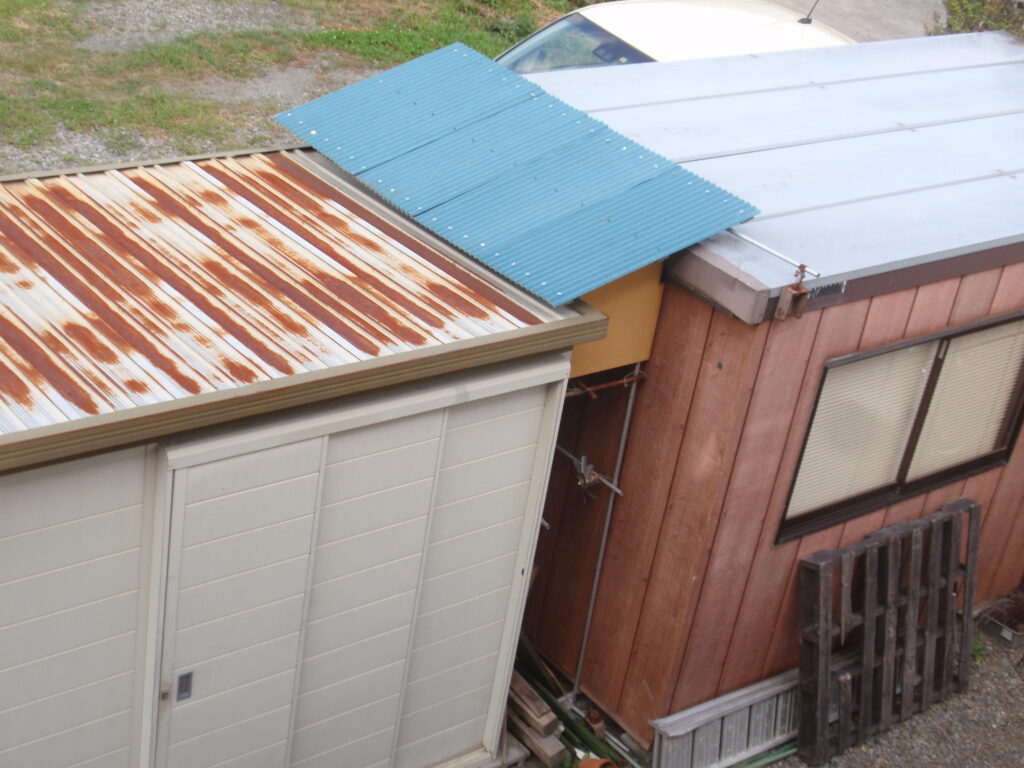 小屋と小屋の隙間を利用した簡易屋根の俯瞰