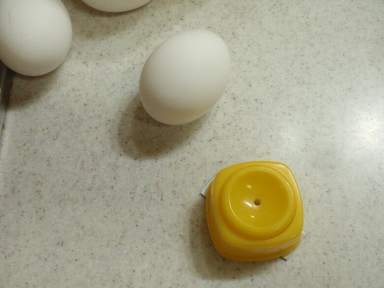 ダイソー（100均ショップ）で購入したゆで卵の穴開け専用道具