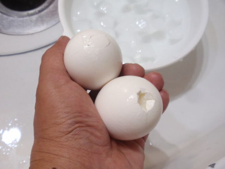 半熟ゆで卵の作り方　殻の剥き方　卵の上下にヒビを入れます。
