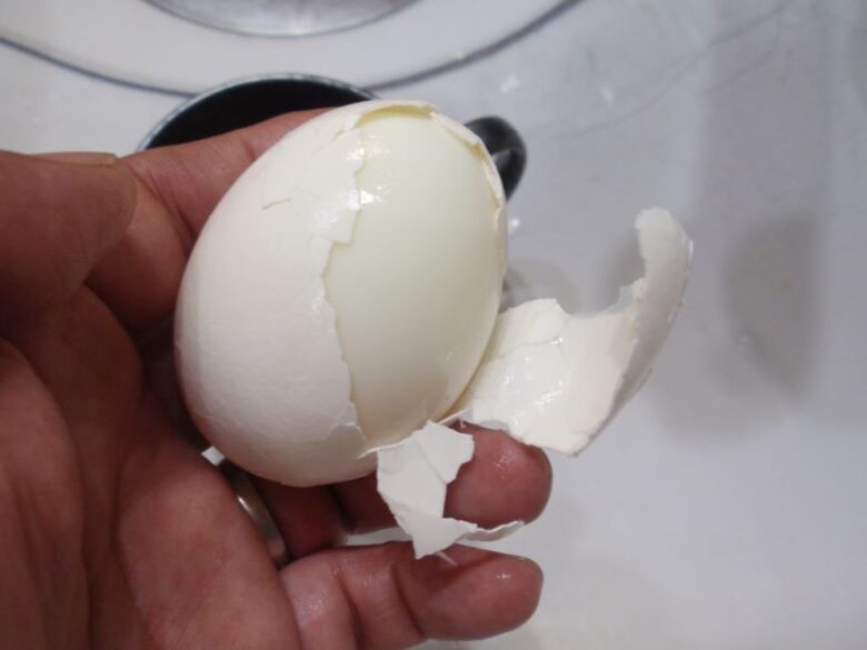 半熟ゆで卵の作り方　殻の剥き方　つるりと綺麗に殻を剥く事が出来ます。