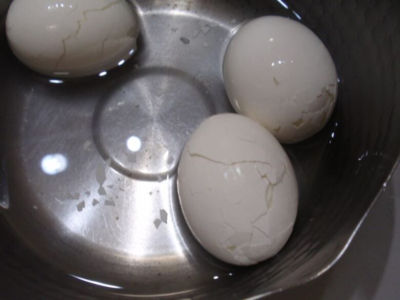 固ゆで卵の殻の剥き方　卵の殻全体に小さなひびが入れば成功です。