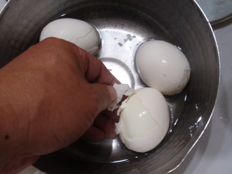固ゆで卵の殻の剥き方　片手で簡単に綺麗に茹で卵の殻を剥く事が出来ます。