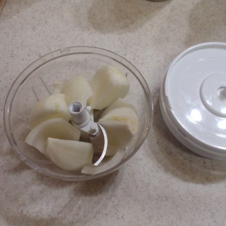 玉ねぎのみじん切りの作り方　８　玉ねぎをざっくりと切ってみじん切りチョッパーに投入