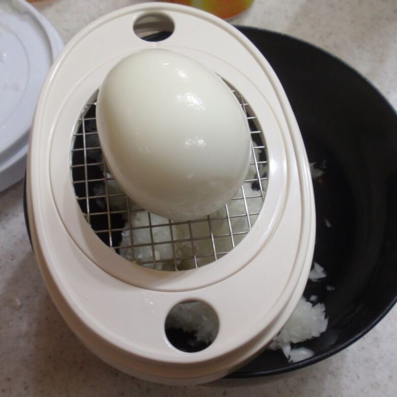 ゆで卵つぶしプレートにゆで卵を載せます。