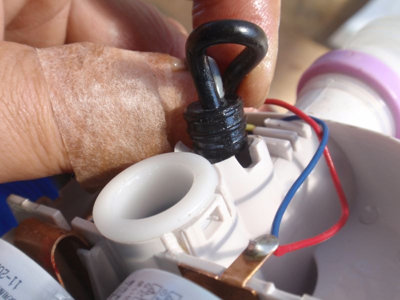 コーシン（工進/KOSHIN LTD.）固定式電池式灯油ポンプ　ママオート　灯油漏れ修理　１　ゴム部品（グロメット）と穴の掃除