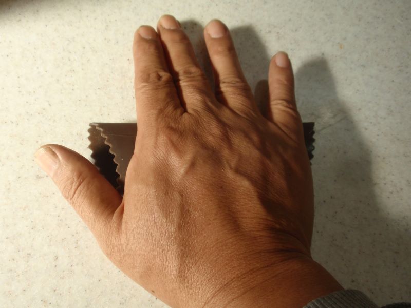 市販のシリコーン製ニンニク皮むき器　使い方　手の平で押し付けて前後に動かす。