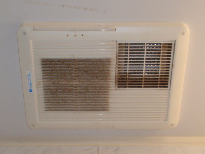 お風呂の暖房機能付き天井換気扇のホコリ掃除　掃除前　ホコリがびっしりと貼り付いています。