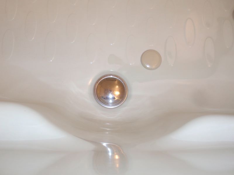 お風呂の暖房機能付き天井換気扇のホコリ掃除　お風呂の栓は必ず、しっかりと閉めておきます。