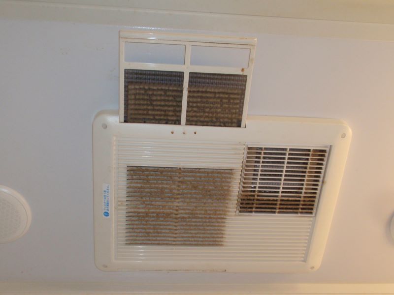 お風呂の暖房機能付き天井換気扇のホコリ掃除　フィルターを引き抜き