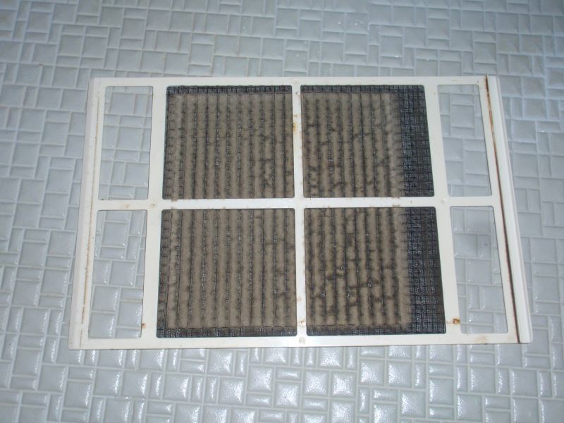 お風呂の暖房機能付き天井換気扇のホコリ掃除　フィルターを水洗い
