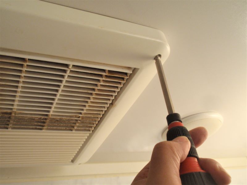 お風呂の暖房機能付き天井換気扇のホコリ掃除　換気扇カバーの取り外し