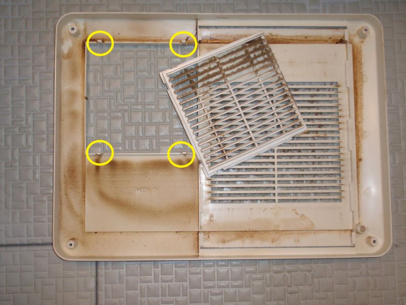 お風呂の暖房機能付き天井換気扇のホコリ掃除　換気扇カバーの、温風送風部のルーターは分解取り外しが出来ます。
