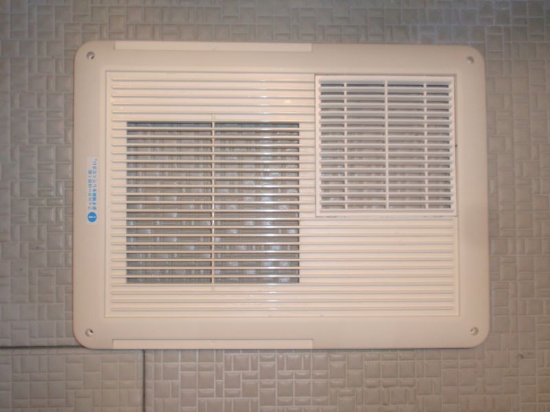 お風呂の暖房機能付き天井換気扇のホコリ掃除　換気扇カバー掃除後　下面