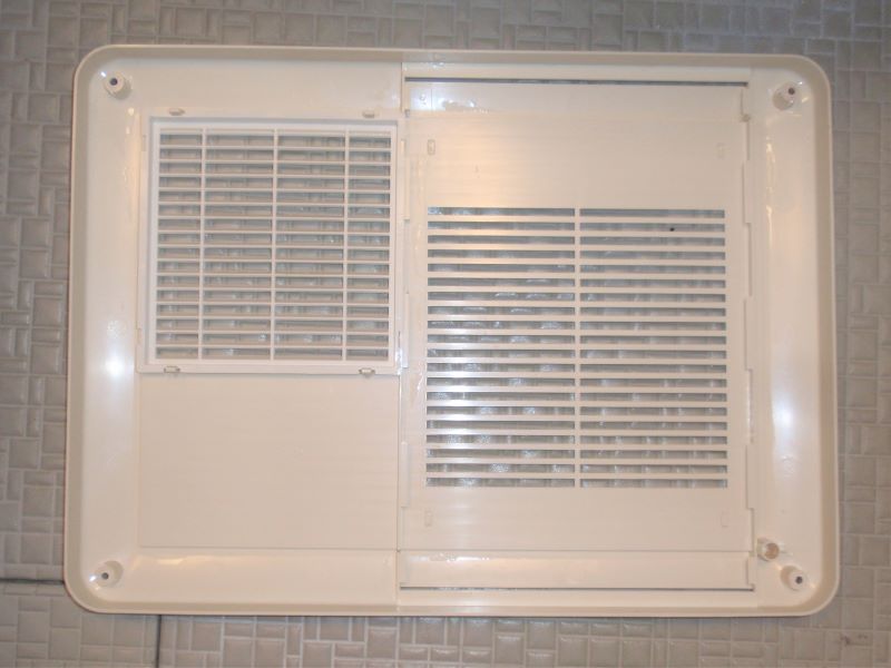 お風呂の暖房機能付き天井換気扇のホコリ掃除　換気扇カバー掃除後　上面（内側）