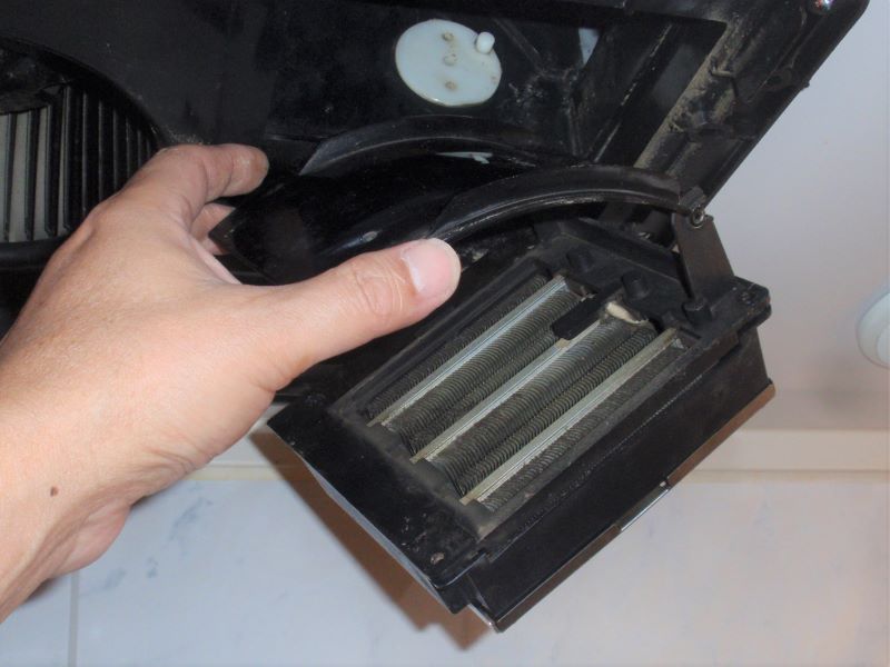 お風呂の暖房機能付き天井換気扇のホコリ掃除　組付け時は暖房用ジーターの上部にダンパーをはめ込みます。