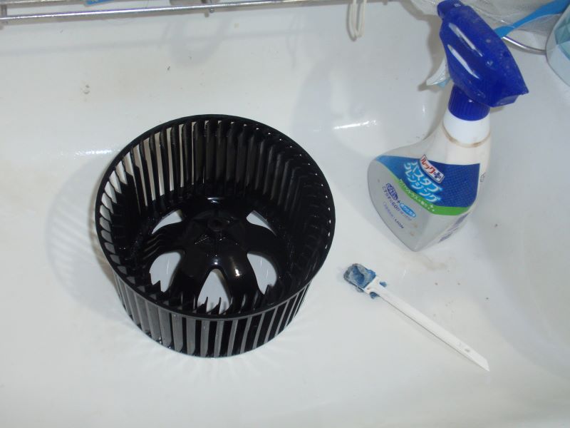 お風呂の暖房機能付き天井換気扇のホコリ掃除　シロッコファンの掃除後
