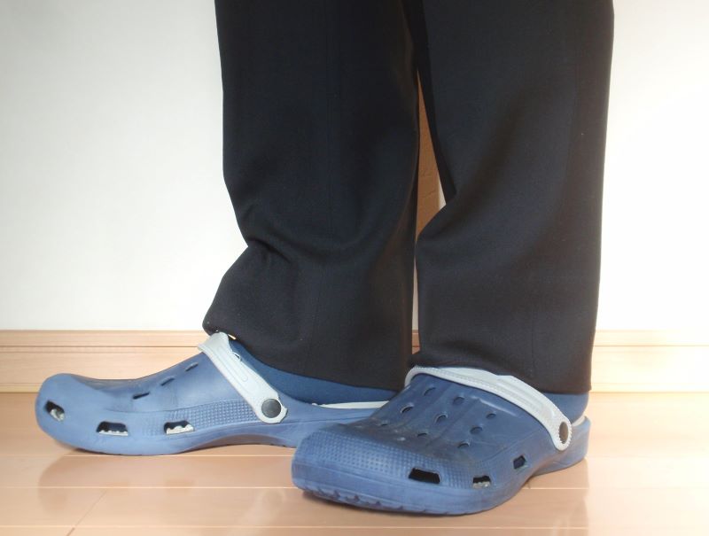 長靴用防寒インナーソックスを履いた状態　見た目を気にする場合は裾の広いズボンをはきます。