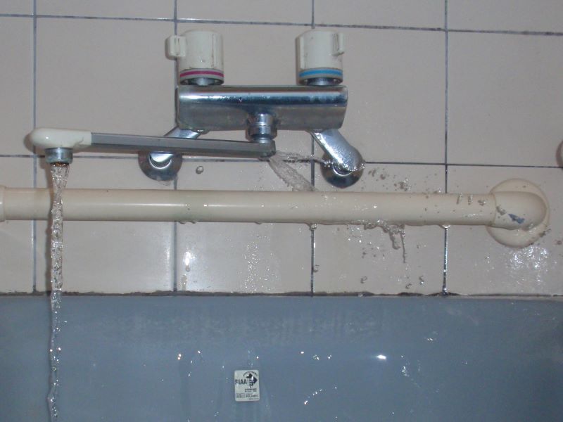浴室の混合栓の自在パイプ破損　ＤＩＹで交換修理