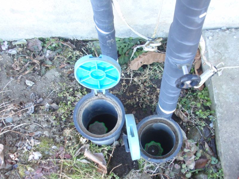 浴室周りの水・お湯の配管　元栓が土の中に埋め込まれていました。