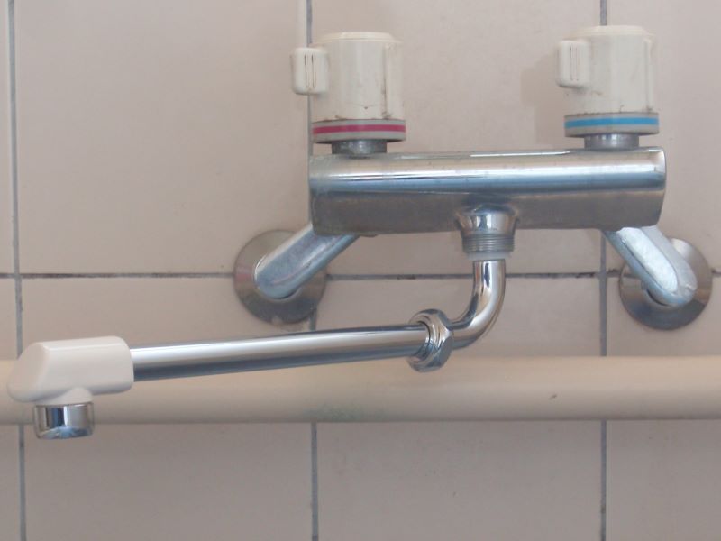 混合水栓の自在パイプ（首振りパイプ）の取り換え　自在パイプを手の力で押し込みます